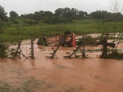Intentan cruzar arroyo desbordado y raudal arrastra vehículo