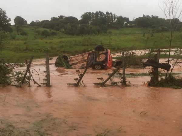 Intentan cruzar arroyo desbordado y raudal arrastra vehículo