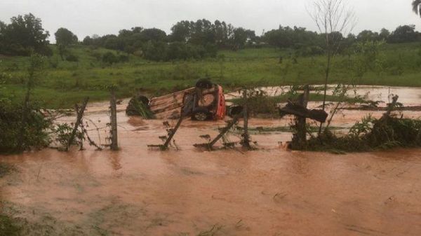 Intentan cruzar arroyo desbordado y raudal arrastra vehículo