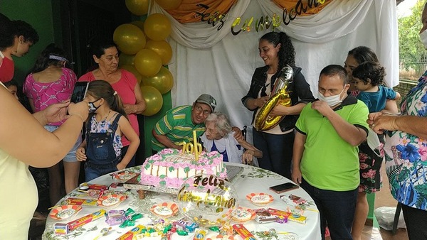 ASÍ CELEBRAN CUMPLEAÑOS N° 100 DE ÑA PETRONA EN ITÁ PASO.
