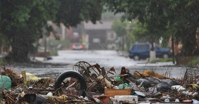 La Nación / Inconciencia ciudadana: basuras taponan los desagües pluviales