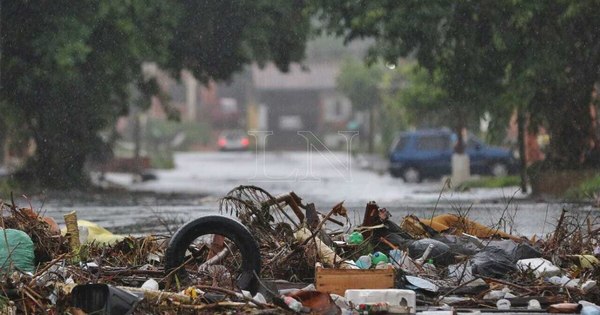 La Nación / Inconciencia ciudadana: basuras taponan los desagües pluviales