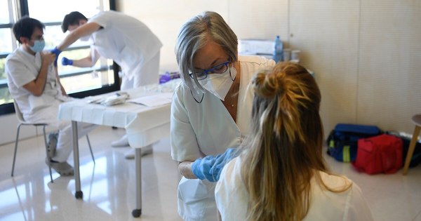 La Nación / COVID-19: vacunación avanza y Europa minimiza problemas de entrega de dosis