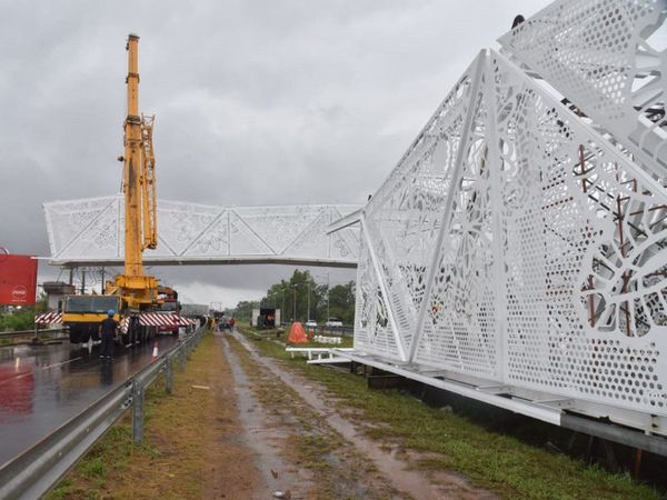 Montaje de otro tramo de criticado puente se suspende por lluvias