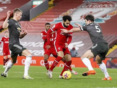 El United sobrevive en Anfield y mantiene el liderato