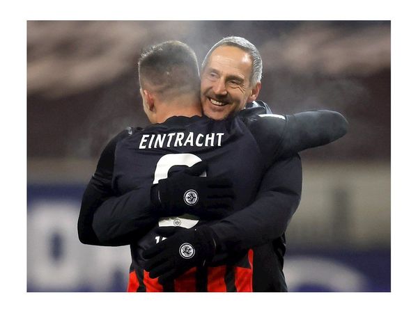 Jovic firma un doblete y da el triunfo al Eintracht
