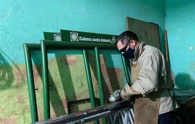 Con ganas de superarse, don Arnaldo lidera un taller de herrería en prisión