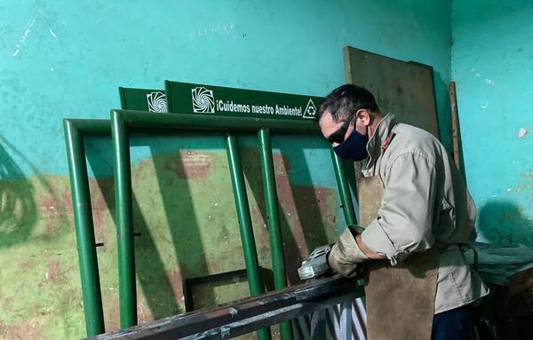 Con ganas de superarse, don Arnaldo lidera un taller de herrería en prisión