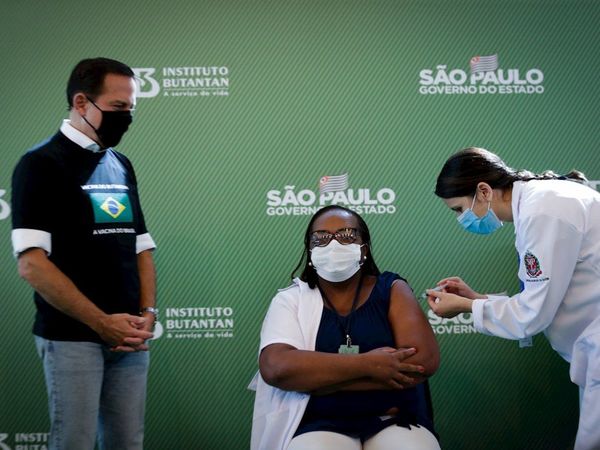 Una enfermera recibe la primera vacuna contra el Covid en Brasil