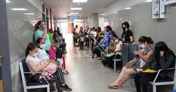 La Nación / COVID-19: es difícil evitar aglomeraciones en sala de espera, dice director del Hospital San Pablo