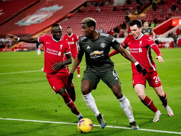 Manchester United y Liverpool igualan en el clásico del fútbol inglés