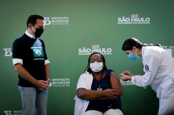 Una enfermera recibe la primera vacuna contra el Covid-19 en Brasil