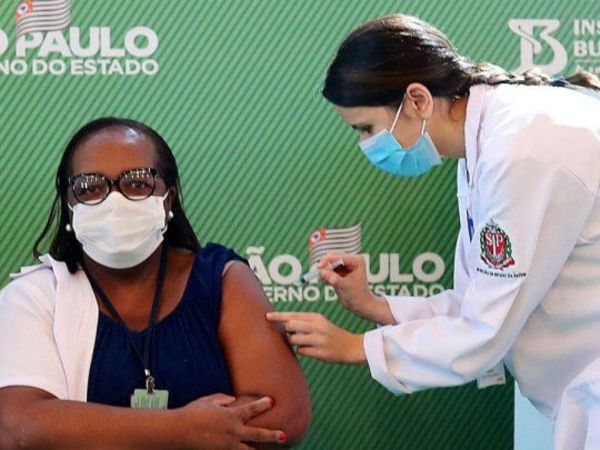 Una enfermera de San Pablo, la primera vacunada contra el coronavirus en Brasil - ADN Digital