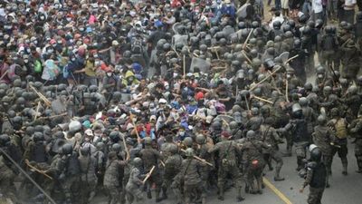 Guatemala frena caravana con gas lacrimógeno y palos