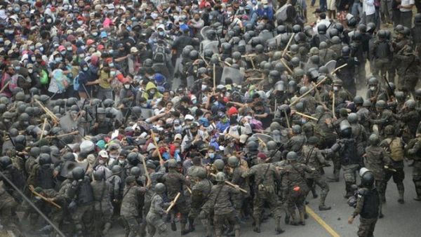 Guatemala frena caravana con gas lacrimógeno y palos