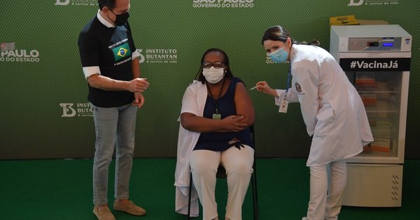 La Nación / Brasil aplica primera vacuna contra COVID-19 en medio de una guerra política