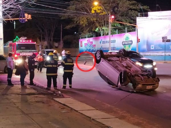 Resto de un semáforo colaboró en vuelco vehícular en Asunción - Nacionales - ABC Color