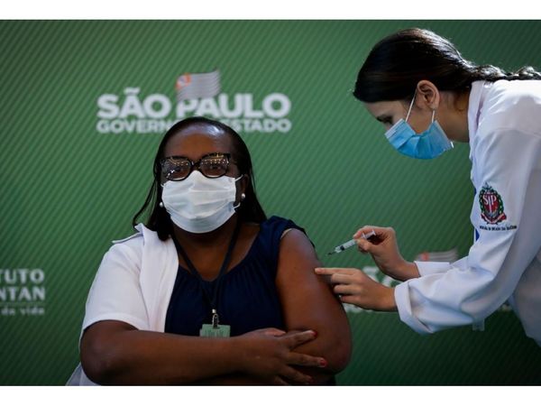 En medio de guerra política, Brasil inicia inmunización contra el Covid