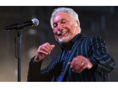 A los 80 años el músico Tom Jones sigue vigente