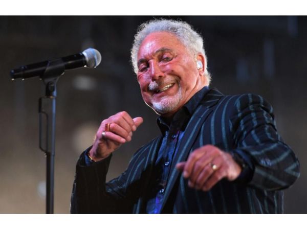 A los 80 años el músico Tom Jones sigue vigente