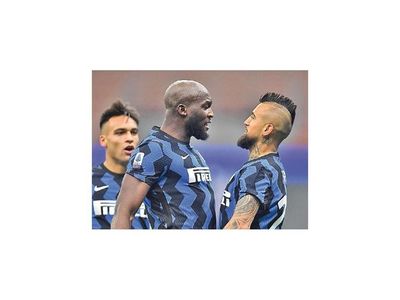 Inter baja a la Juve y   trepa a la punta