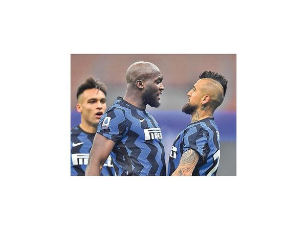 Inter baja a la Juve y trepa a la punta