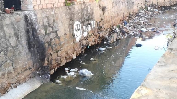 HOY / Vecinos temen a que muro de contención se derrumbe