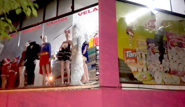 Desconocidos rompen blindex de casa comercial, pero alarma los ahuyentó