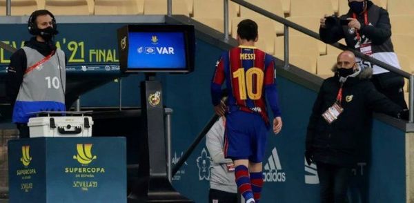 Messi ve la roja por primera vez como jugador del Barcelona