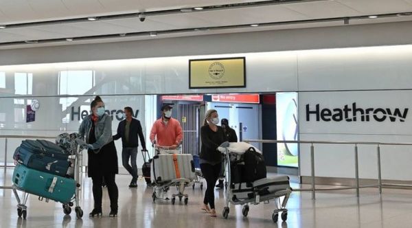 Reino Unido se plantea obligar a todos los viajeros a aislarse en hoteles