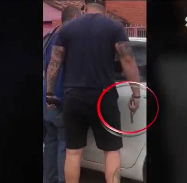 Por disputa de estacionamiento, hombre amenaza con pistola a otro en plena vía pública