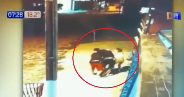 Feroz pelea entre un ciudadano y supuesto delincuente » San Lorenzo PY
