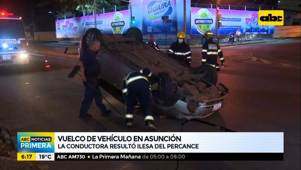 Conductora sale ilesa tras vuelco de vehículo - ABC Noticias - ABC Color