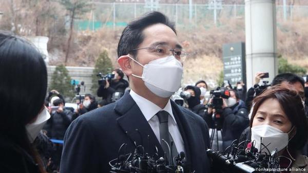 Dos años y medio de cárcel por corrupción para el heredero de Samsung | .::Agencia IP::.