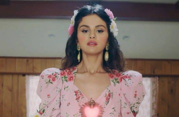 HOY / Selena Gómez lanza "De una vez", tras casi una década sin cantar en español