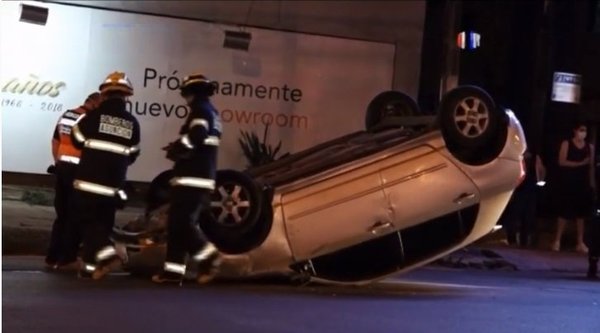 Accidente con suerte: Chocó contra un paseo central y volcó | Noticias Paraguay