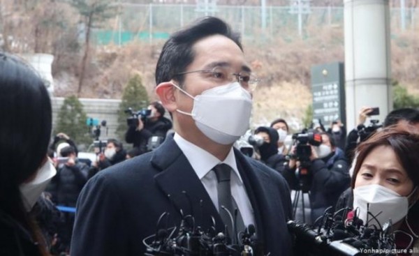 Dos años y medio de cárcel por corrupción para el heredero de Samsung
