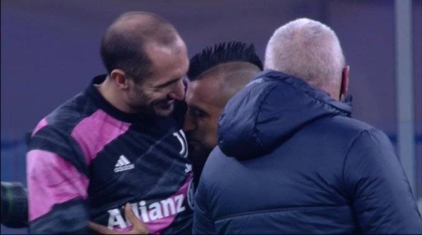 HOY / Vidal corta la polémica y asegura que "nunca" quiso besar escudo de la Juventus
