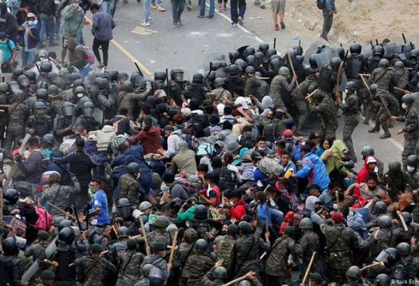 Honduras pide a Guatemala investigar represión a caravana migrante