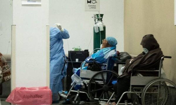 Hasta en sillas internan a pacientes en el Hospital Nacional de Itauguá
