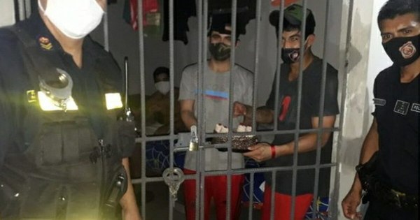 La Nación / Policías celebran cumpleaños a detenidos en Encarnación: “No somos nadie para juzgar”