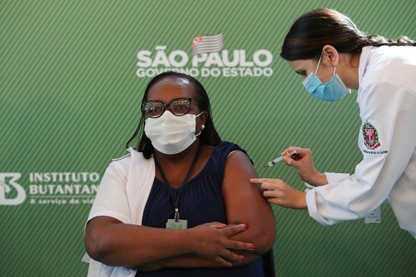 BRASIL: La primera dosis de la vacuna china CoronaVac, la recibió una enfermera de San Pablo