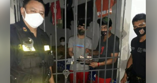 Policías celebran cumpleaños a detenidos en Encarnación - Noticiero Paraguay