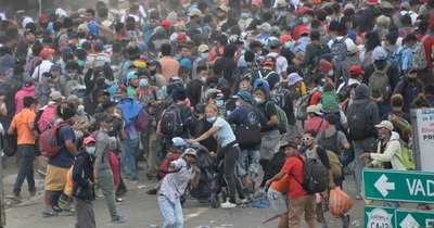 La Nación / Policía de Guatemala dispersa caravana migrante y libera carretera bloqueada