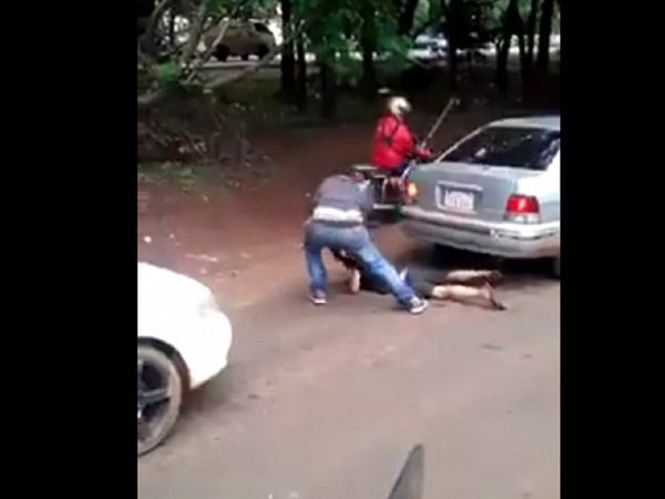 Niño es brutalmente golpeado por comer una banana "sin permiso"
