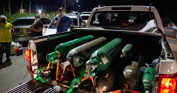 La Nación / Cargamento de oxígeno enviado a Manaos por Venezuela cruza frontera con Brasil