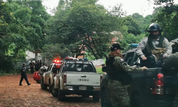 Reconstruyen muralla derribada por el invasor Mbururú