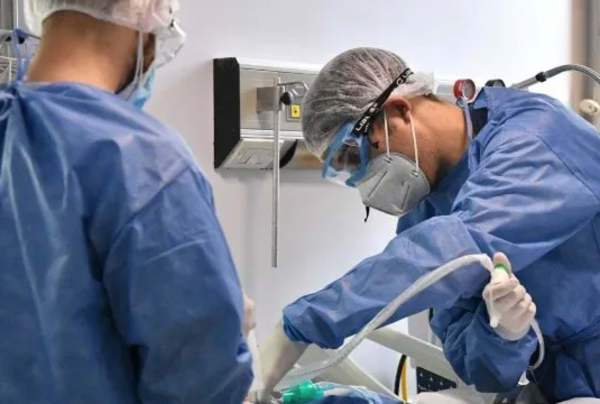 HOY / Internados en terapia intensiva ya son más de 200 y casos de COVID-19 siguen en aumento