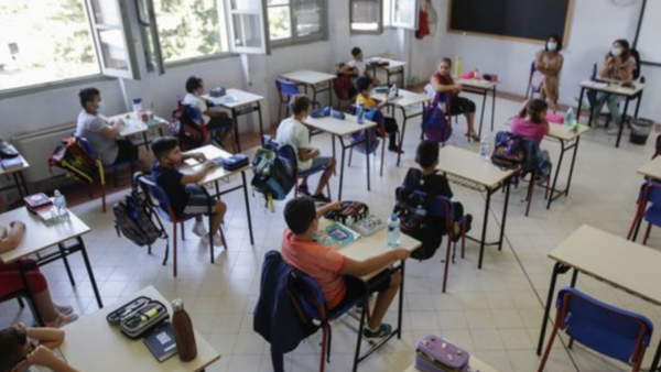 Italia continúa la reapertura de escuelas secundarias en cuatro regiones