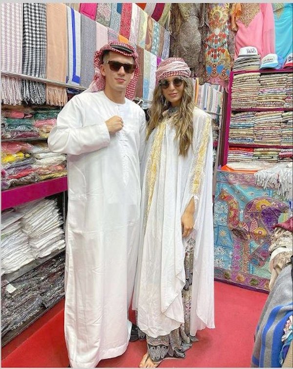 Crónica / ¡Pelotero y su novia modelo, con look árabe!